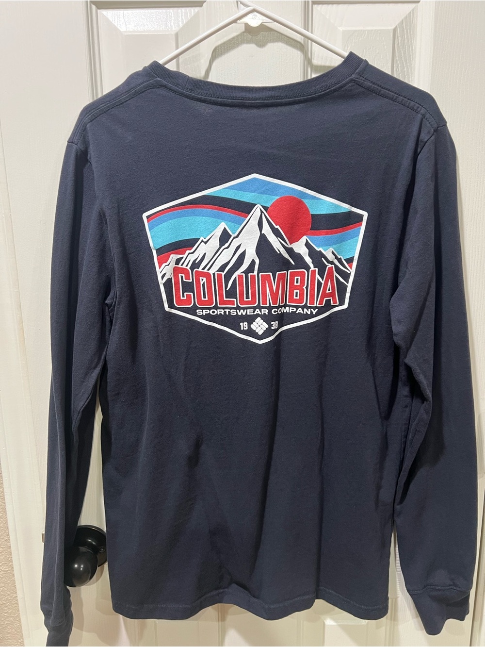 Columbia Men's Black Long-Sleeve Graphic Mountain Tee size Medium